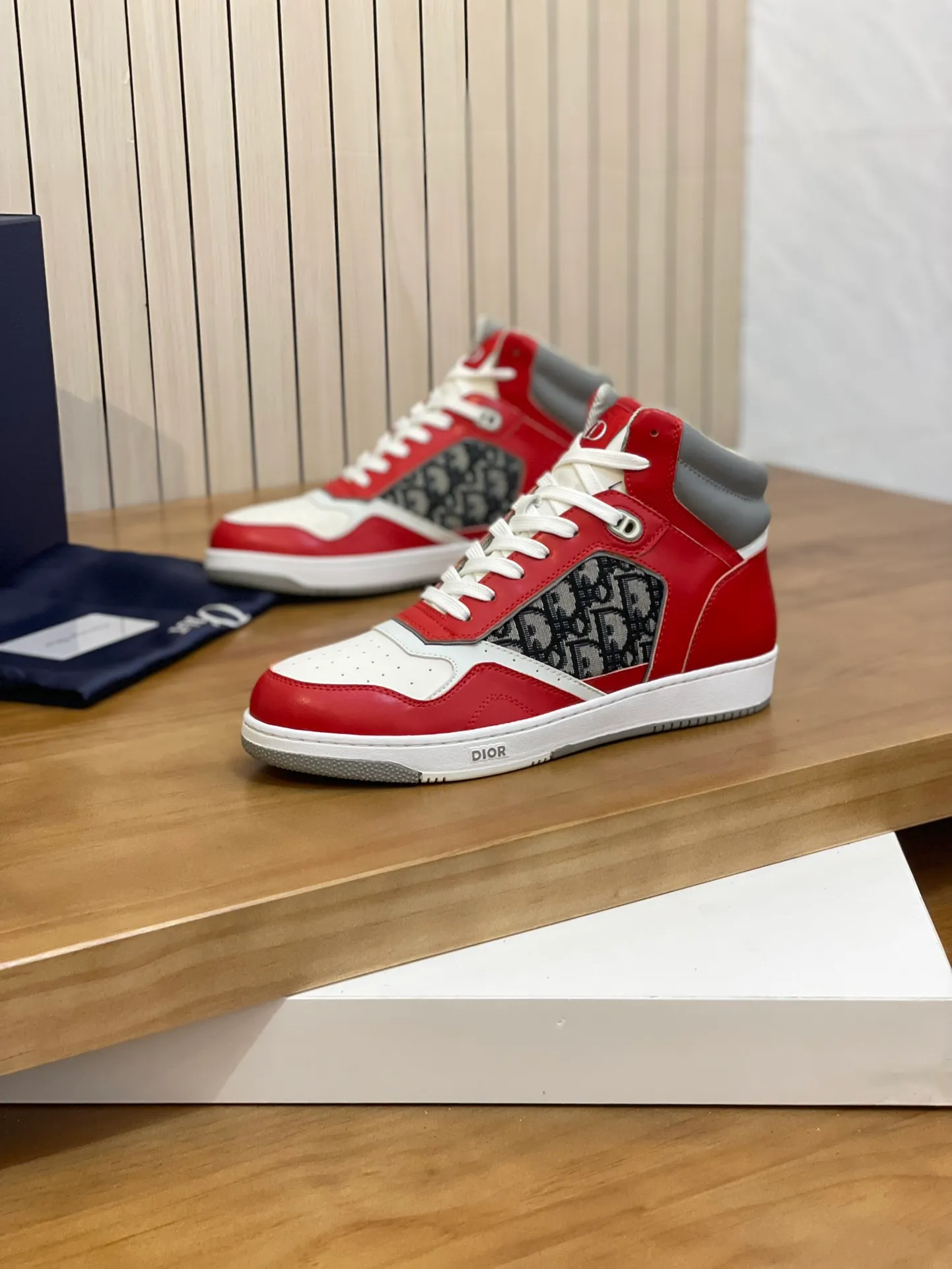 Men's shoes: 💰P460¥ Product trademark: Dior* "Dior*" high-top casual shoes Regular size: 38-44 (can be customized to 45.46) Product materials: Upper imported cowhide stitched with original fabric, breathable lining, original outsole. Number: 1006